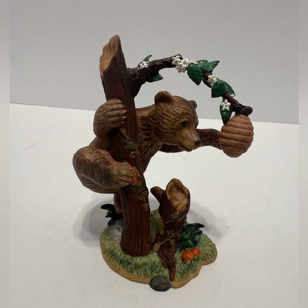 Lenox 2000 Sweet Discovery Brown Bear Sculpture with Honeycomb and Green Leaves
